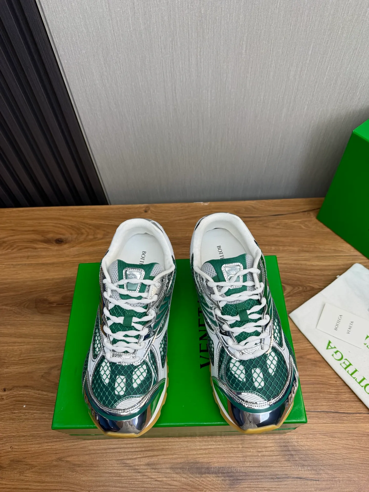 Men's men's shoes 💰620💰 BV top version 𝘽𝙊𝙏𝙏𝙀𝙂𝘼 𝙑𝙀𝙉𝙀𝙏𝘼 Orbit sneakers Wang Yibo same style couple style dad shoes 🩷💚 Runner sneakers, made of lightweight technical mesh fabric. Features a geometric patterned rubber outsole. Pay attention to the package craftsmanship ❕ High version shipping ❗️ Very nice, durable to play with and durable to make ✔️ Standard version 💯💯 The outsole is made of color-blocked TPU outsole. Women’s model 35-41 (40 41 customized) Men’s model 39-46 (45.46 customized) Equipped with original packaging